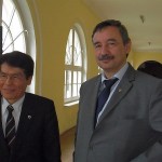 Etsuo Miyoshi i dr Maciej Stanisław Zięba w gmachu Katolickiego Uniwersytetu Lubelskiego.